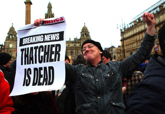 英国数百名反对派民众街头狂欢 庆祝撒切尔死亡(高清组图)