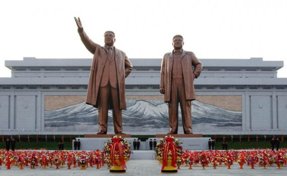 韩军威胁:若朝鲜挑衅就炸朝前领导人铜像(组图)