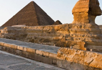 游客偷爬胡夫金字塔 独特视角拍美景