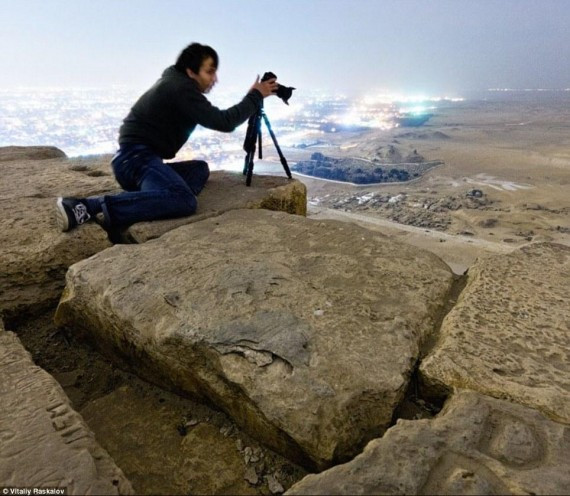 俄罗斯游客偷爬胡夫金字塔 独特视角拍下美景(高清组图)