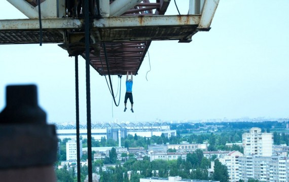 旁观者也心惊肉跳！乌克兰玩命男子单手攀爬高楼(高清组图)