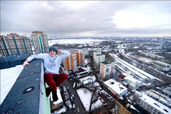旁观者也心惊肉跳！乌克兰玩命男子单手攀爬高楼(高清组图)