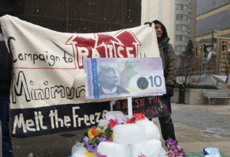 多伦多市中心百人示威：提高最低工资
