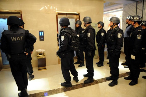 杭州警方突击高档娱乐场所 现场尿检 查获吸毒人员(组图)