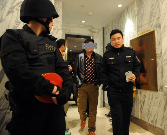 杭州警方突击高档娱乐场所 现场尿检 查获吸毒人员(组图)