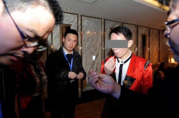 杭州警方突击高档娱乐场所 现场尿检 查获吸毒人员(组图)