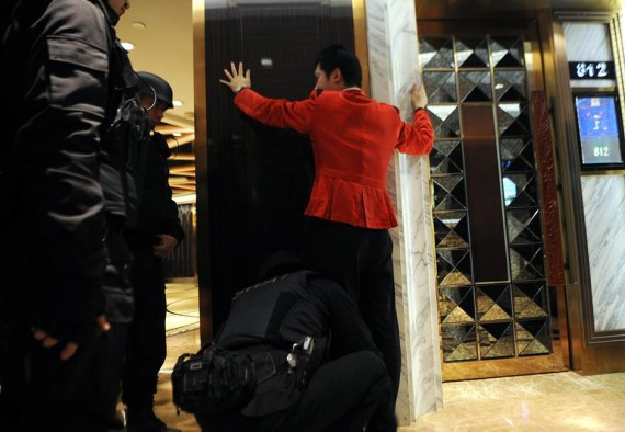 杭州警方突击高档娱乐场所 现场尿检 查获吸毒人员(组图)