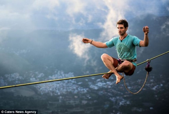 巴西男子不畏千米高空 在钢丝上躺着睡觉泰然自若(组图)