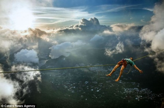 巴西男子不畏千米高空 在钢丝上躺着睡觉泰然自若(组图)