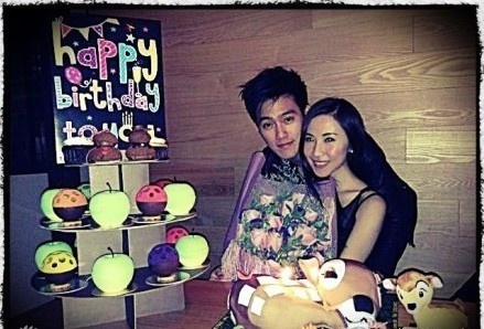 赵雅芝小儿子与女友亲密照曝光 两人非常恩爱(组图)