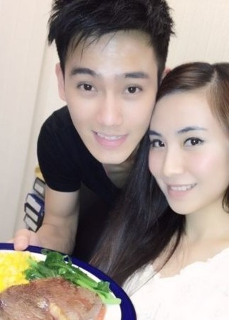 赵雅芝小儿子与女友亲密照曝光 两人非常恩爱(组图)