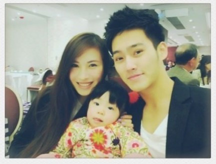 赵雅芝小儿子与女友亲密照曝光 两人非常恩爱(组图)