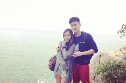 赵雅芝小儿子与女友亲密照曝光 两人非常恩爱(组图)