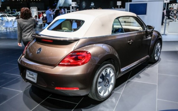 2013-Volkswagen-Beetle-Convertible-rear-right-view-2-1024x640
