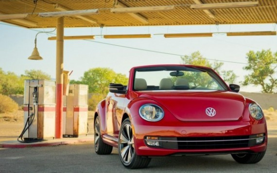 2013-Volkswagen-Beetle-Convertible-front-1024x640