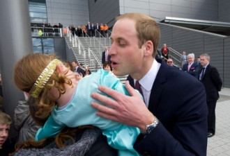威廉王子携孕妻访问苏格兰遭女童拒吻