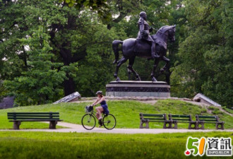 女王公园里骑马大铜像是如何来多市的
