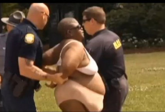 美国肥女在记者会上脱衣 被警察拘捕