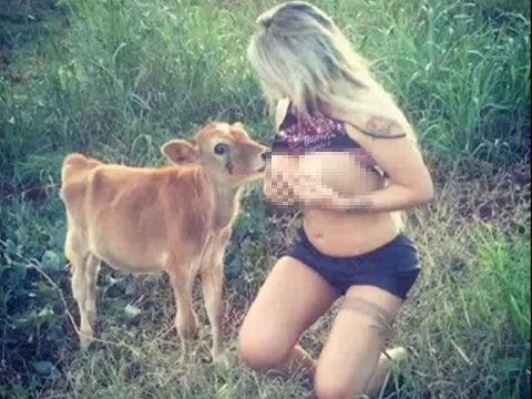 巴西女模袒胸为小牛哺乳 网友吐槽：喝矽胶(图)