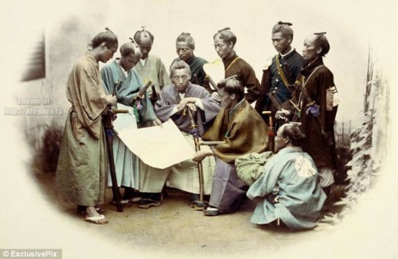 老照片揭示19世纪日本武士：刨腹自杀前的仪式(组图)