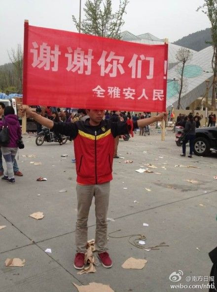 灾区男孩将稀缺饮水节省下来送救援队 记者感动哭(组图)