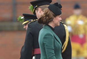 凯特王妃亮相阅兵式 鞋跟被卡遇尴尬