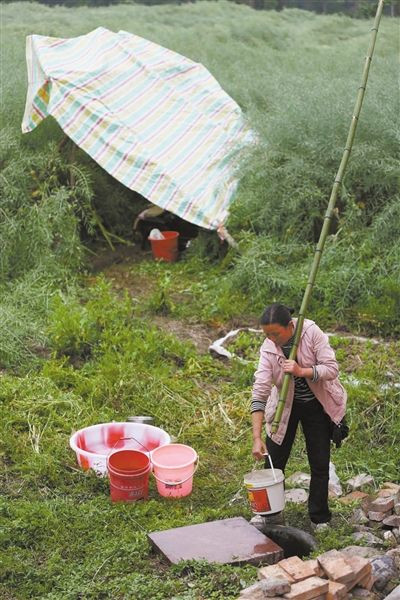 四川芦山灾区水源紧缺 千年涌泉出水口快被舀光(组图)