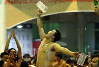 酒与人命运相连 光怪陆离的社会图景