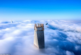 雾中迪拜宛若仙境 摩天大楼鳞次栉比