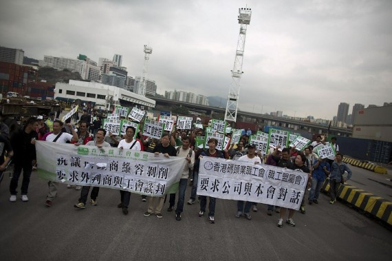 高举港英殖民时代旗帜 李嘉诚旗下码头工人罢工求加薪(图)