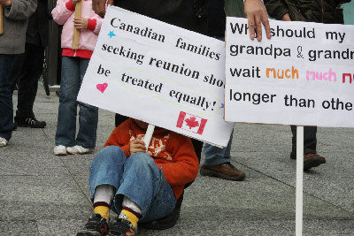 2010年10月多伦多华人社区抗议父母团聚类移民申请等待时间太久。（本报资料照片） 