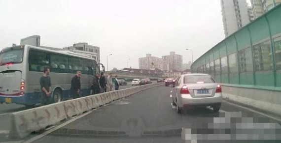 网曝老外在上海高架桥集体小便行为不雅 警方调查(图)