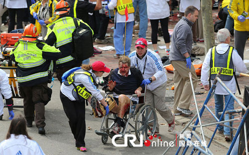 波士顿马拉松爆炸案目击者：人腿从我头上飞过(组图)