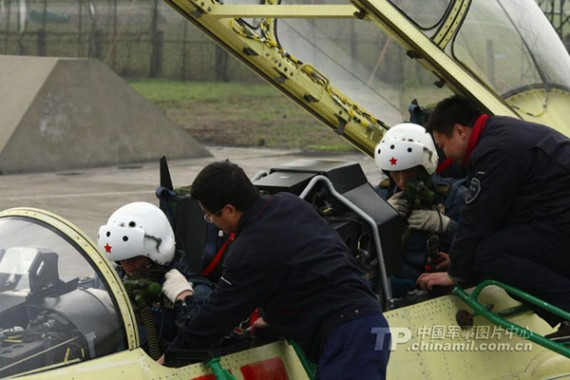 中国王牌试飞员空中历险记:因误操作而撞机(组图)