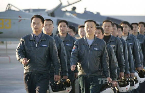 中国王牌试飞员空中历险记:因误操作而撞机(组图)