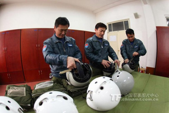 中国王牌试飞员空中历险记:因误操作而撞机(组图)