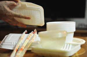 一次性发泡塑料餐具明日解禁 理由:多国家未禁(图)