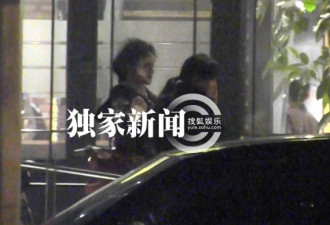 刘晓庆携绯闻男友亮相 饭后同回公寓