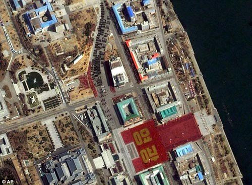 卫星拍到壮观一幕！朝鲜民众拼出巨大文字(组图)