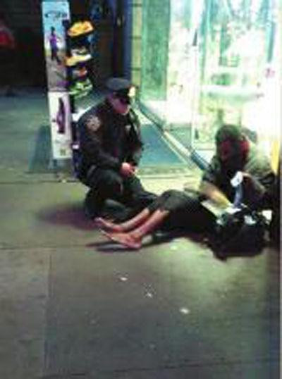 纽约乞丐获警察送鞋后走红 被曝其实是有房有存款的人(图)