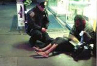 纽约乞丐获警察送鞋 被曝有房有存款