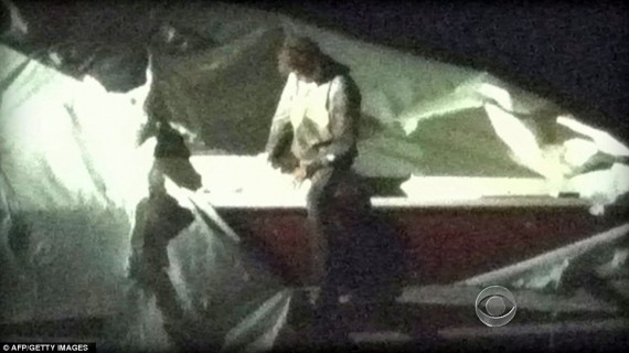 逮捕爆炸案嫌犯细节:通过热成像发现船内疑犯(组图)