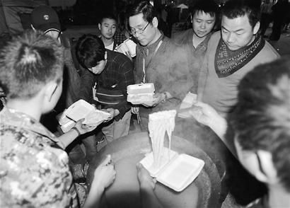 四川雅安震后首夜:两三百人合伙捐肉捐米煮大锅饭(多图)