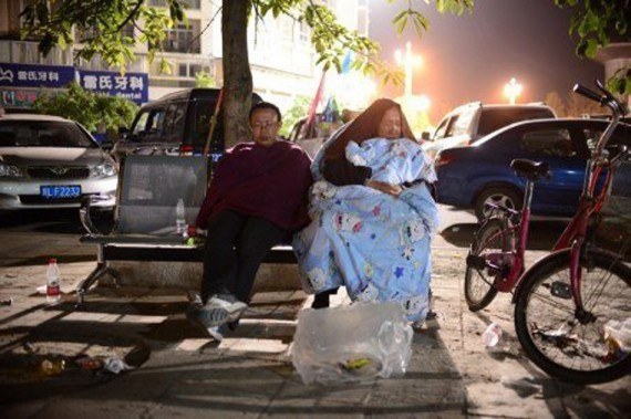 四川雅安震后首夜:两三百人合伙捐肉捐米煮大锅饭(多图)
