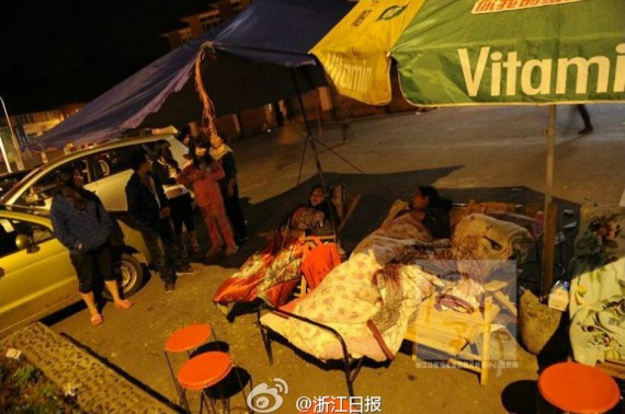 四川雅安震后首夜:两三百人合伙捐肉捐米煮大锅饭(多图)