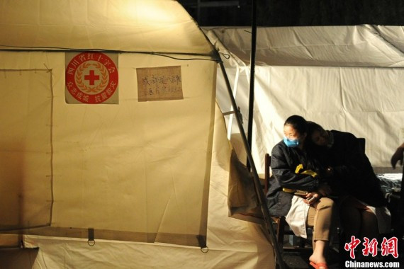 四川雅安震后首夜:两三百人合伙捐肉捐米煮大锅饭(多图)
