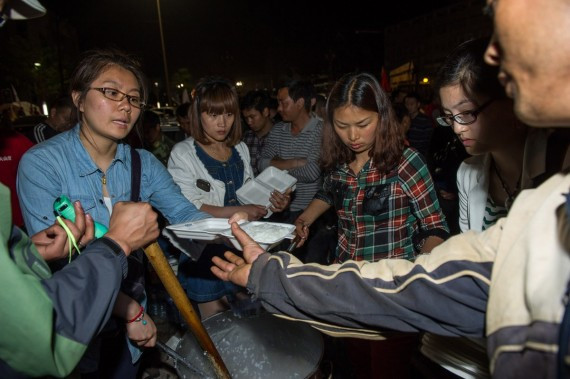四川雅安震后首夜:两三百人合伙捐肉捐米煮大锅饭(多图)