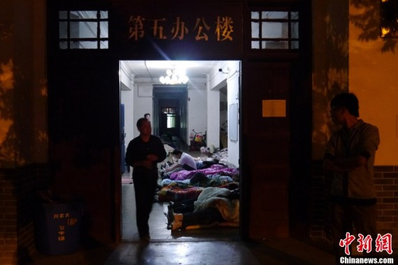 四川雅安震后首夜:两三百人合伙捐肉捐米煮大锅饭(多图)