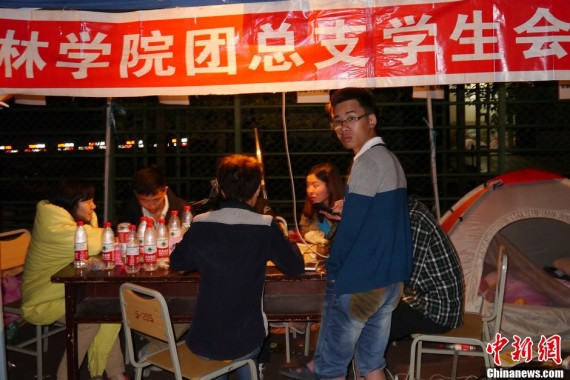 四川雅安震后首夜:两三百人合伙捐肉捐米煮大锅饭(多图)