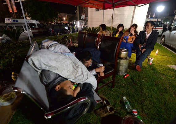 四川雅安震后首夜:两三百人合伙捐肉捐米煮大锅饭(多图)